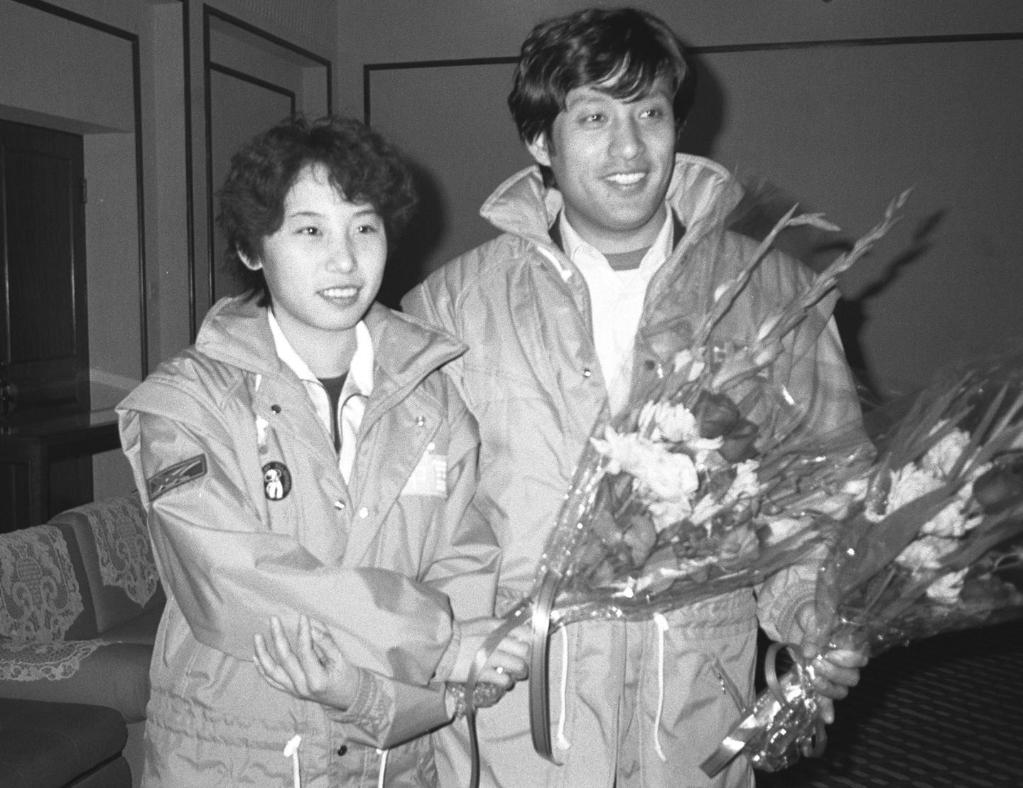 图为1988年3月3日拍摄的中国选手李琰（左）和她的教练辛庆山的资料照片。新华社记者王景英摄