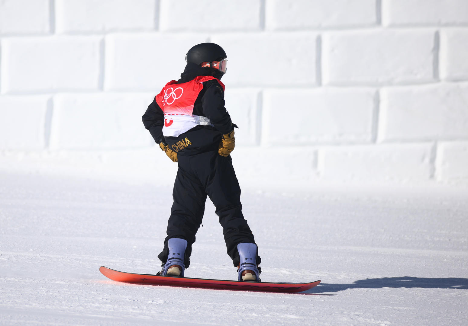 北京冬奥会单板滑雪坡面障碍技巧，中国选手苏翊鸣备战训练。图据IC Photo