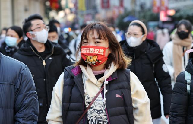 爱申活暖心春丨街拍黄浦花式口罩下的时髦年味