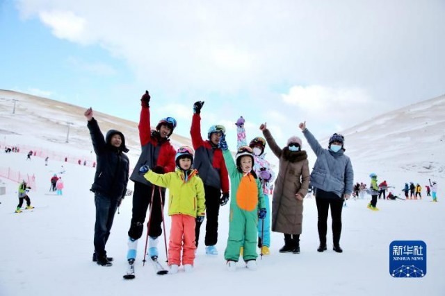 春节期间，游客来到云南会泽大海草山国际滑雪场体验冰雪运动。新华社发，尹永权 摄