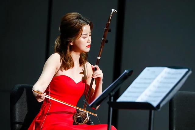 昨晚,凯迪拉克·上海音乐厅迎来了二胡演奏家陆轶文与东海岸弦乐四