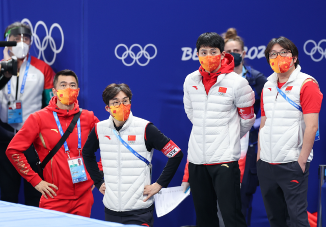 2月5日，中国队教练组在半决赛后等待成绩。新华社记者杨磊摄