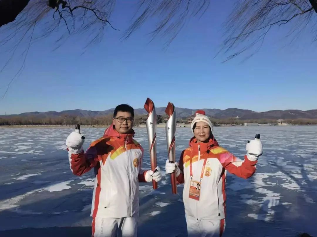 相约冬奥冬奥火炬手逯世泽接好绿色冬奥理念传递这一棒中国环境