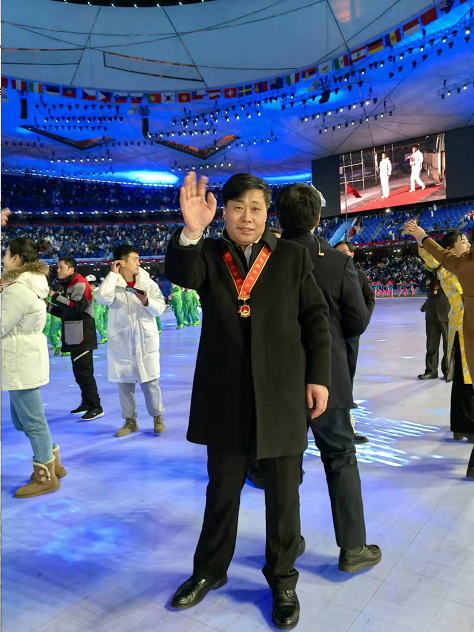 开幕式上传递国旗张家口人社局党组书记张瑞峰深深感受到了国旗的分量