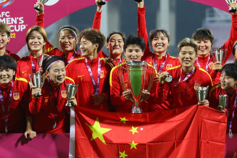 珍贵瞬间中国女足捧起亚洲杯冠军奖杯