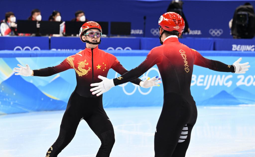 2月5日，中国队选手武大靖（左）在比赛后庆祝。新华社记者鞠焕宗摄