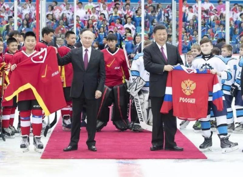 △2018年，习近平同普京在天津共同观看中俄青少年冰球友谊赛