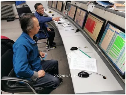 1月31日（除夕），工作人员检查k1速调管的真空状态。 中科院高能物理所供图