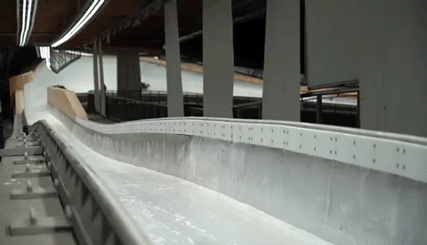 国家雪车雪橇中心赛道测试，via@新华社