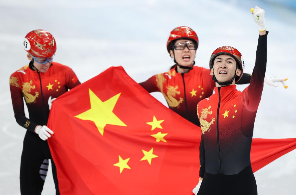 2月5日，中国队选手武大靖（右一）与队友在比赛后庆祝。新华社记者杨磊摄