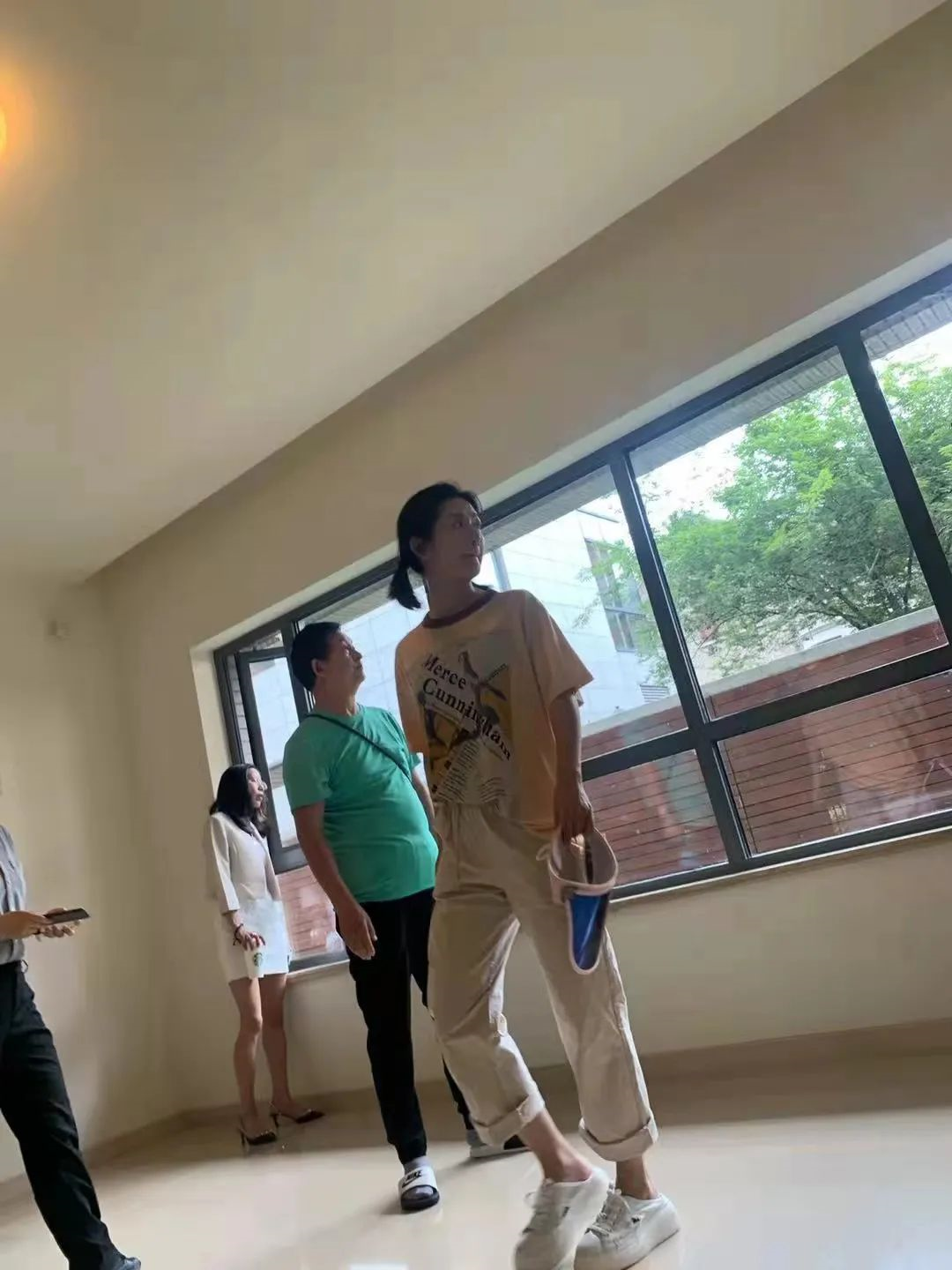 有钱买6000万上海豪宅没钱付中介费 传谢娜夫妇跳单买房将被起诉 新浪财经 新浪网