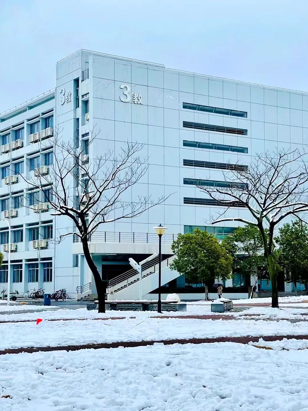 摄)▲主楼降瑞雪(谢焱 摄)▲校园实验区航拍(谢焱 航拍)▲荟园学生区