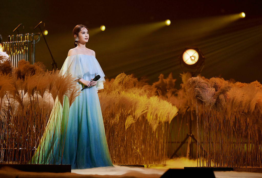 杨丞琳亮相《闪光的乐队》献唱《如愿》 渐变玫瑰裙梦幻氛围感足