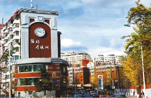 产业发展和城市建设日新月异的溪湖区.本版照片除署名外由汪涛摄