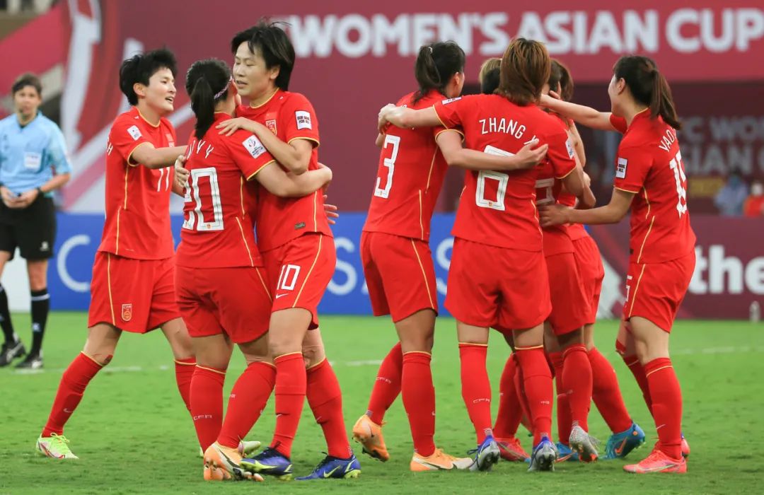 2月6日，中国队球员在比赛中庆祝进球。新华社发（贾韦德·达尔摄）