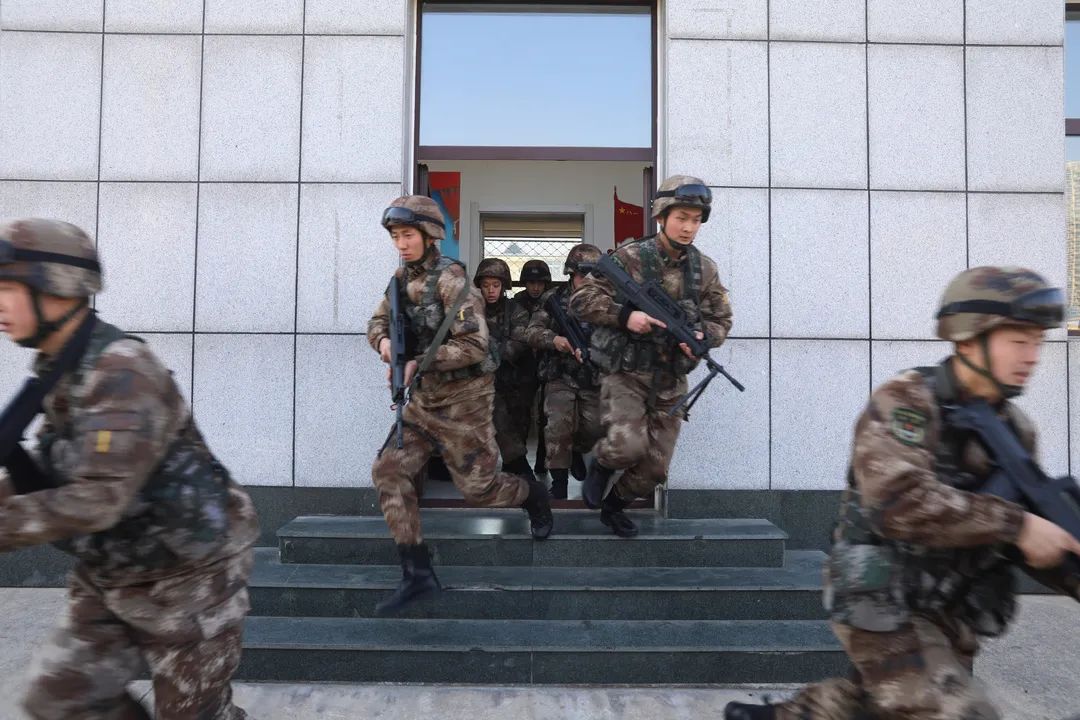 枕戈待旦陆军部队过节战备不松劲