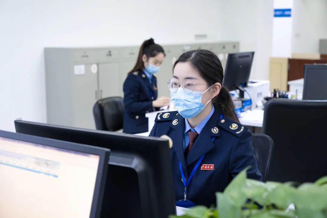 上海市崇明区税务局工作人员提早到岗检查各类工作平台,运维好自助