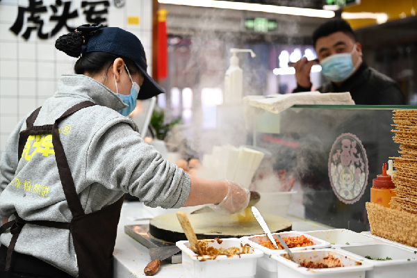 香喷喷的杂粮煎饼即将出锅。记者潘悦摄