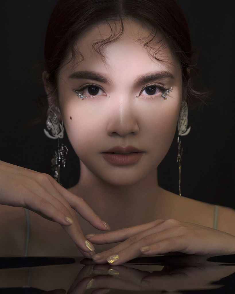 杨丞琳亮相《闪光的乐队》献唱《如愿》 渐变玫瑰裙梦幻氛围感足