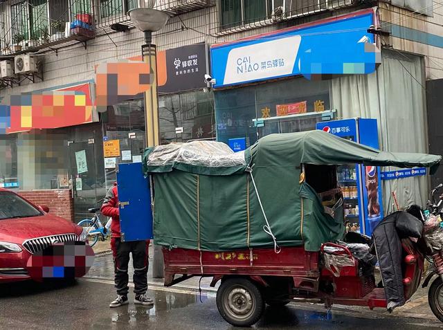 春节期间送货的快递员，其背后的驿站已经关门 红星新闻记者摄
