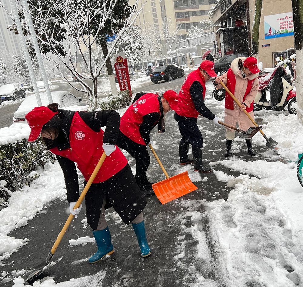 合肥经开区芙蓉社区以雪为令百余名志愿者扫雪忙