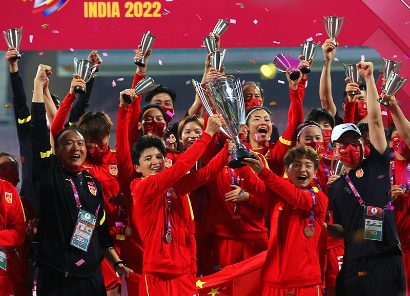 中国女足凯旋归来平安抵达上海浦东国际机场