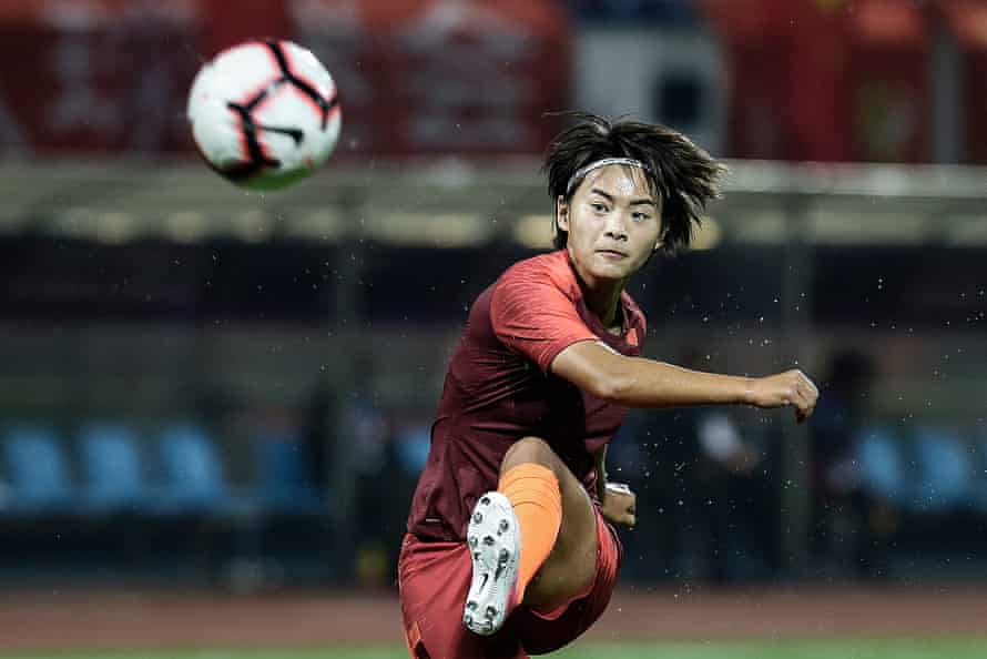 中国女足运动员王霜在球场上奋力一踢 
