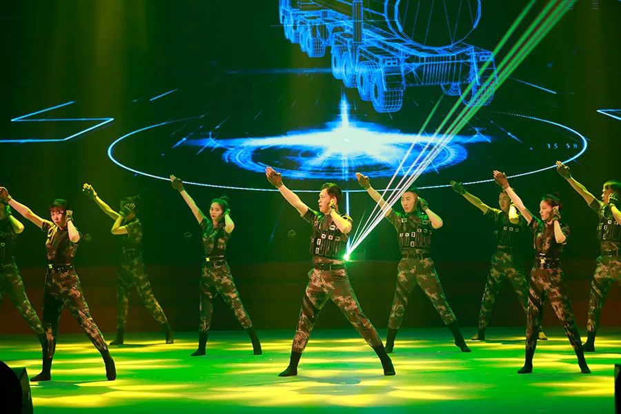 新春走军营春节联欢晚会没看过瘾东风快递员的春晚来啦