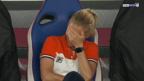 ·荷兰主教练在场边捂脸偷笑。