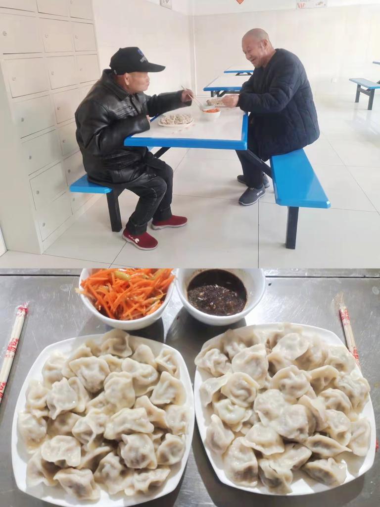 除夕夜，刘银汉（上图右）和丁玉强（上图左）吃上了热腾腾的羊肉饺子。（受访者供图）