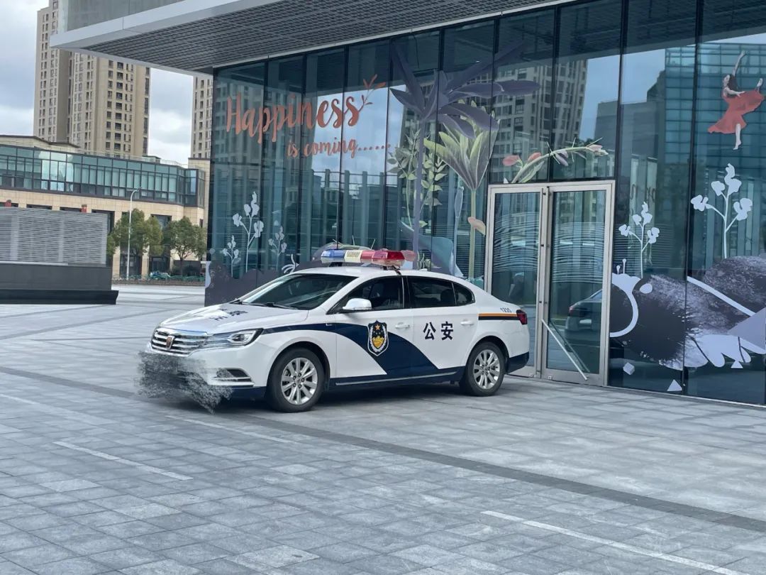 (大厦外仍有警车停留 陈姗/摄)