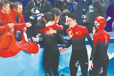 图为中国队员在比赛后庆祝。新华社记者 黄宗治 摄