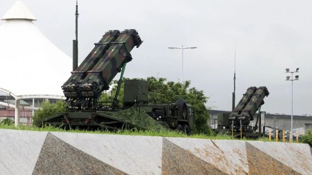 图为"爱国者"三型导弹发射车