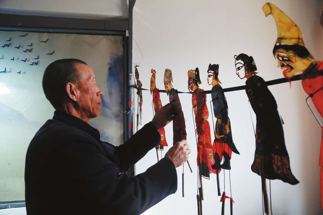 肥乡区北高镇东马寨村国家级非物质文化遗产皮影戏老艺人正在认真表演