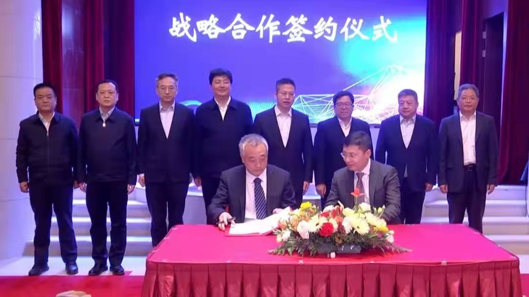 陕西分公司总经理崔恩亮与大唐西市集团cto王永刚签订战略合作协议