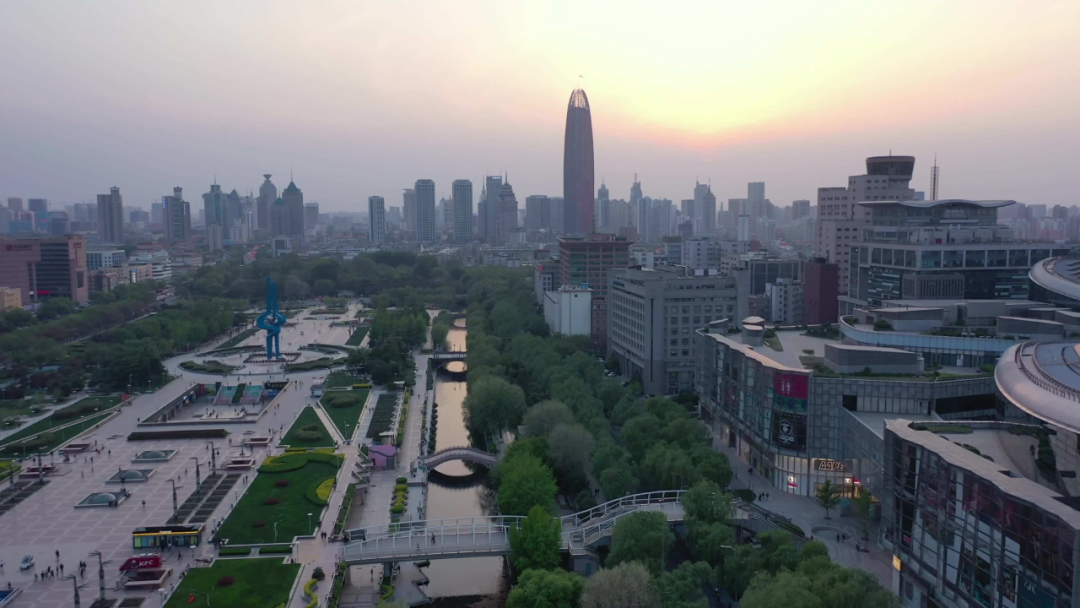 图为济南市中心泉城广场