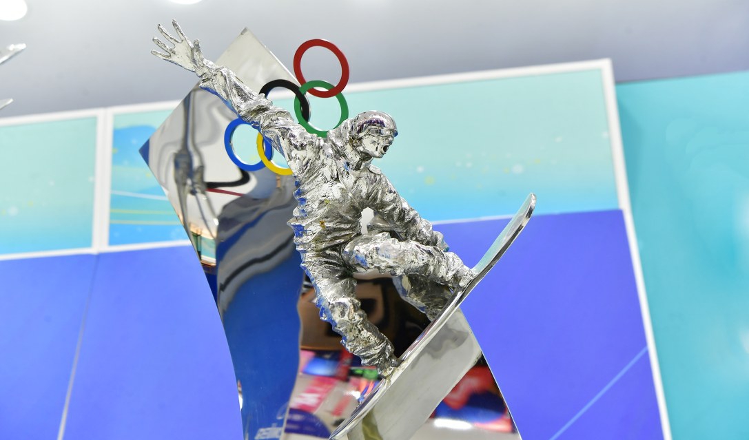 章华的冬奥题材雕塑作品.记者 唐建/摄