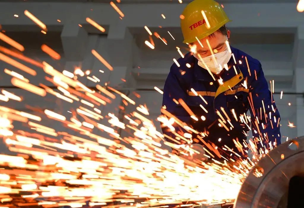 2022年2月7日,湖南省衡阳市雁峰区的某油箱车间,工人进行打磨抛光作业