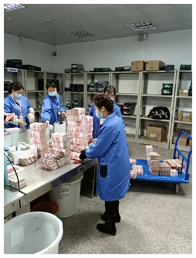 该分行的金库管库员,加钞员,现金清分员和押运员总共14人.