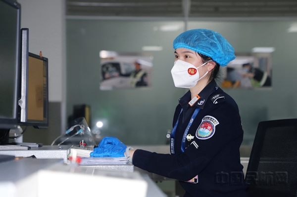 真情服务每位过检人员春运期间,分公司在飞行区各安检道口设立了过检