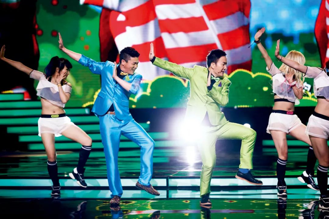 2014年6月21日,第17届上海国际电影节上,筷子兄弟表演"神曲"《小苹果