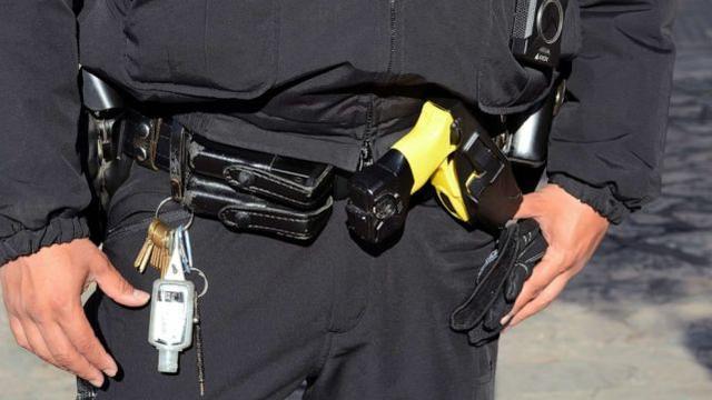 这都能搞混美国警察误把手枪当电击枪开枪致一男子重伤瘫痪