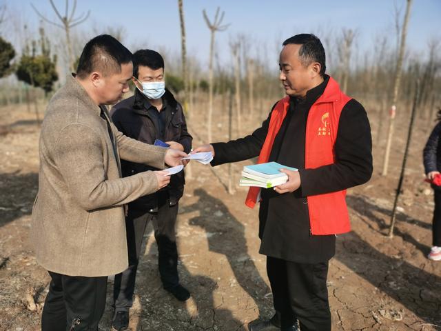 2月8日,市林业发展中心工作人员到冠县清水镇用材林病虫害易发区,针对