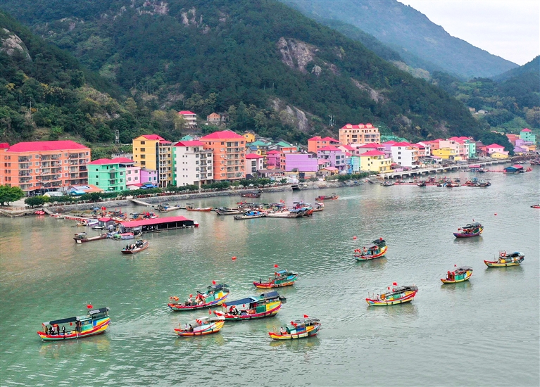 宁海村渔船装扮得喜庆红火.闽东日报供图