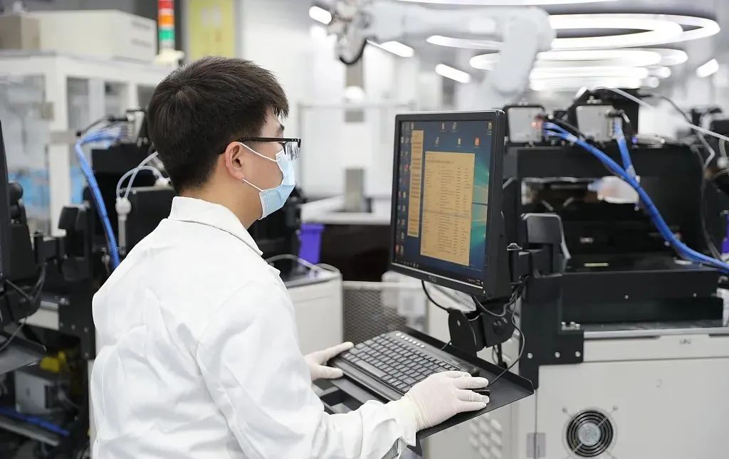 2022年2月7日,青岛,科研人员在进行基因测序工作.