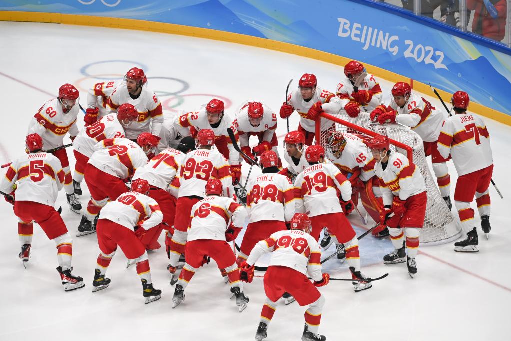 2月10日，中国队球员在北京冬奥会男子冰球小组赛前。新华社记者李紫恒摄