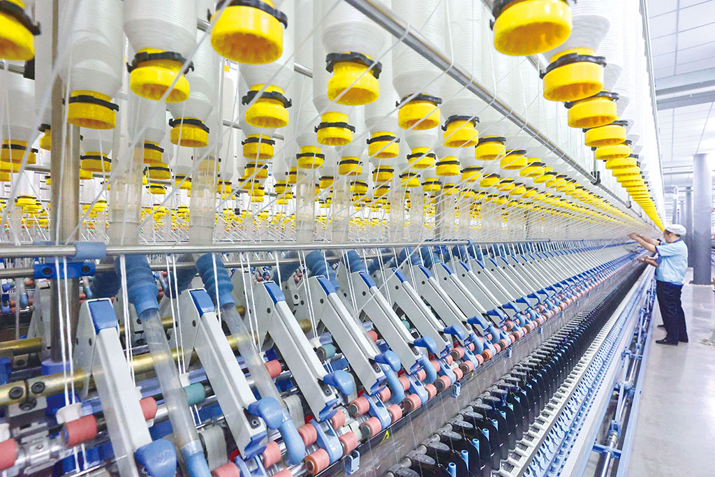 江苏省南通市崇川区大生纱厂忙碌的数字化纺纱车间