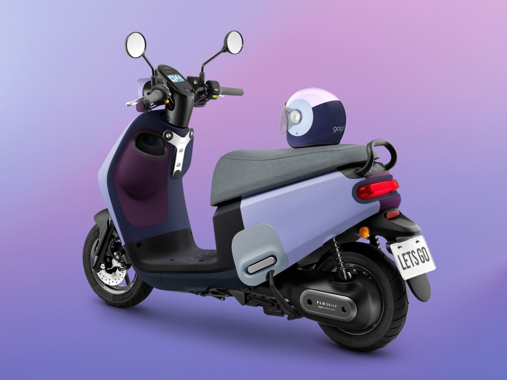 2022 年的代表色,介于紫红与蓝色之间的中性紫色——"长春花蓝"(very