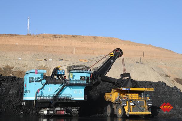 图为西湾露天煤矿采煤作业现场