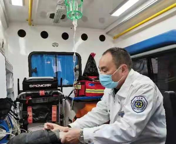 救护车内,麦长江正为患者输液.